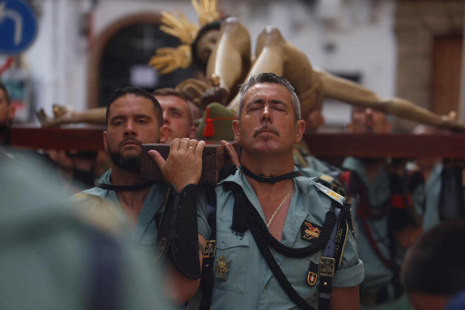 El vía crucis de la Caridad con la Legión en el Viernes Santo de Córdoba, en imágenes