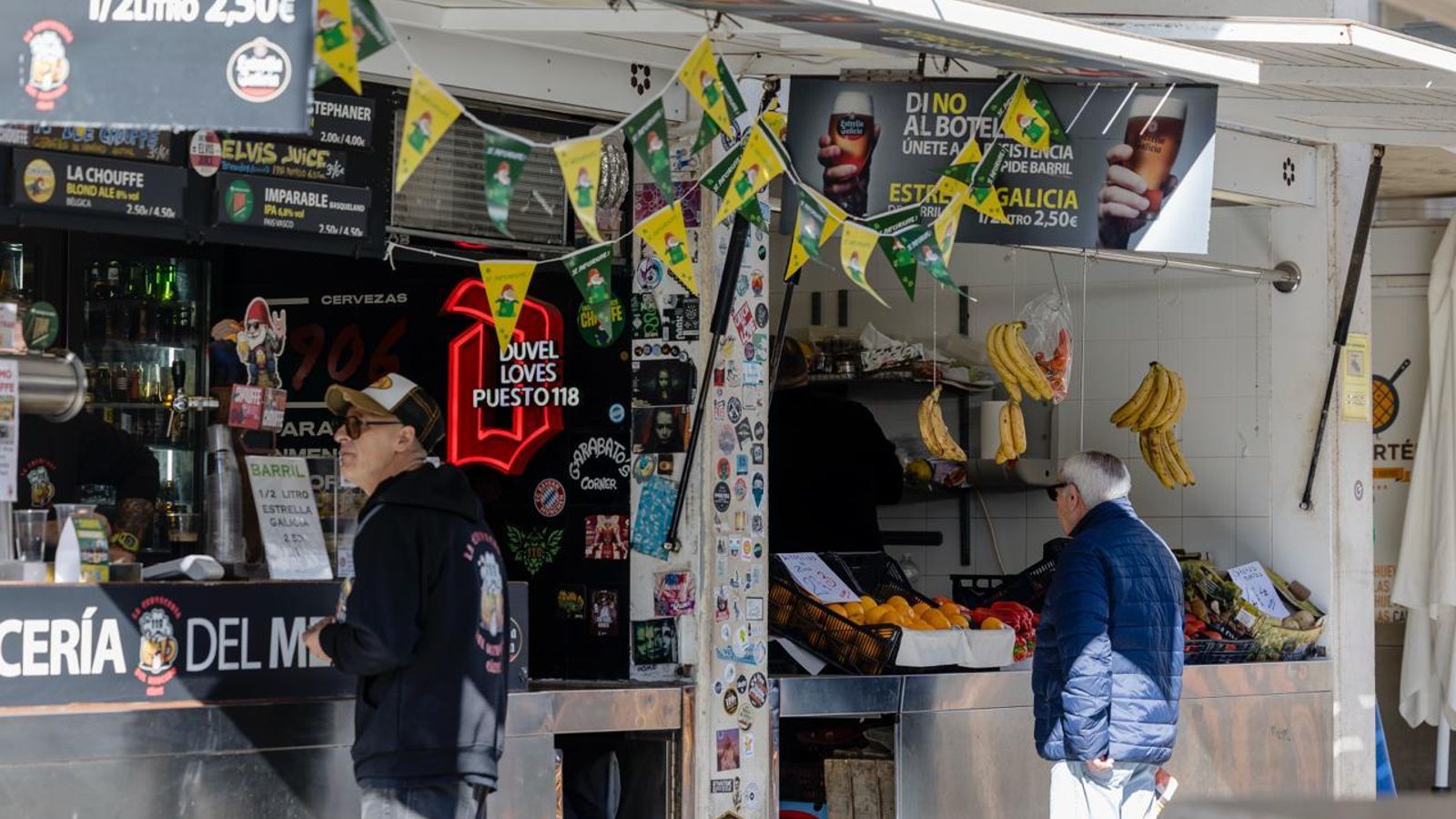 Un puesto de fruta junto a otro de cerveza en el Mercado Cnetral de Cádiz.