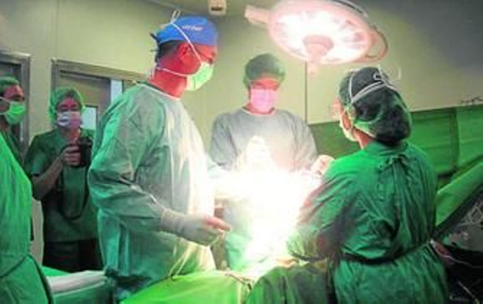 Los especialistas sugieren potenciar las unidades especializadas con 50 casos por cirujano al año.