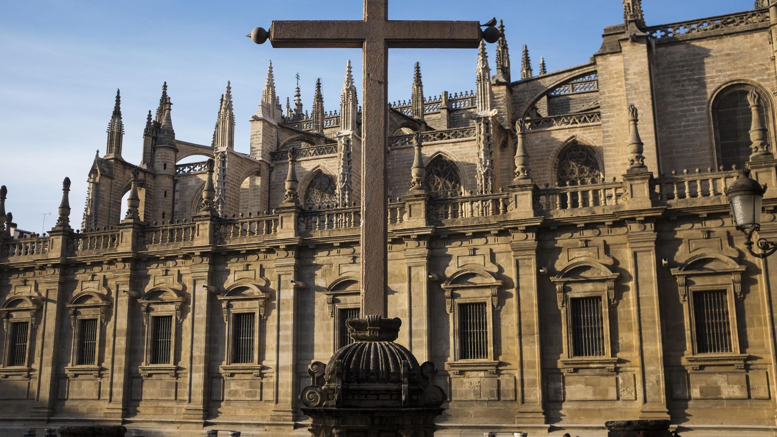 La Cruz de los Juramentos, entre la Catedral y el Archivo de Indias.