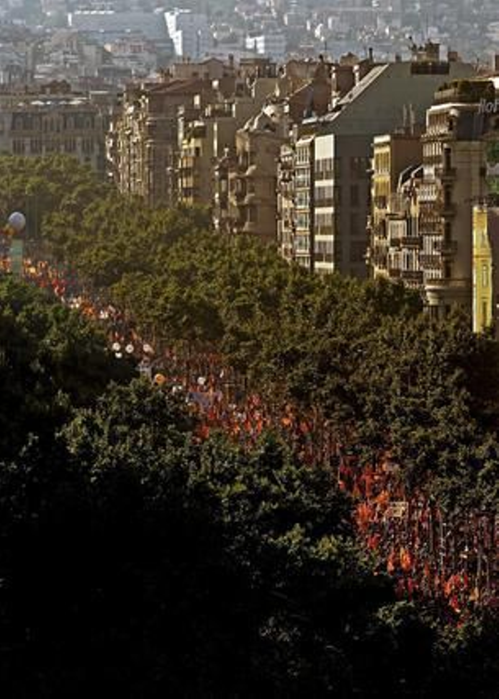 Más de un millón de personas marchan por las calles de Barcelona para protestar contra la sentencia del 'Estatut'. / EFE