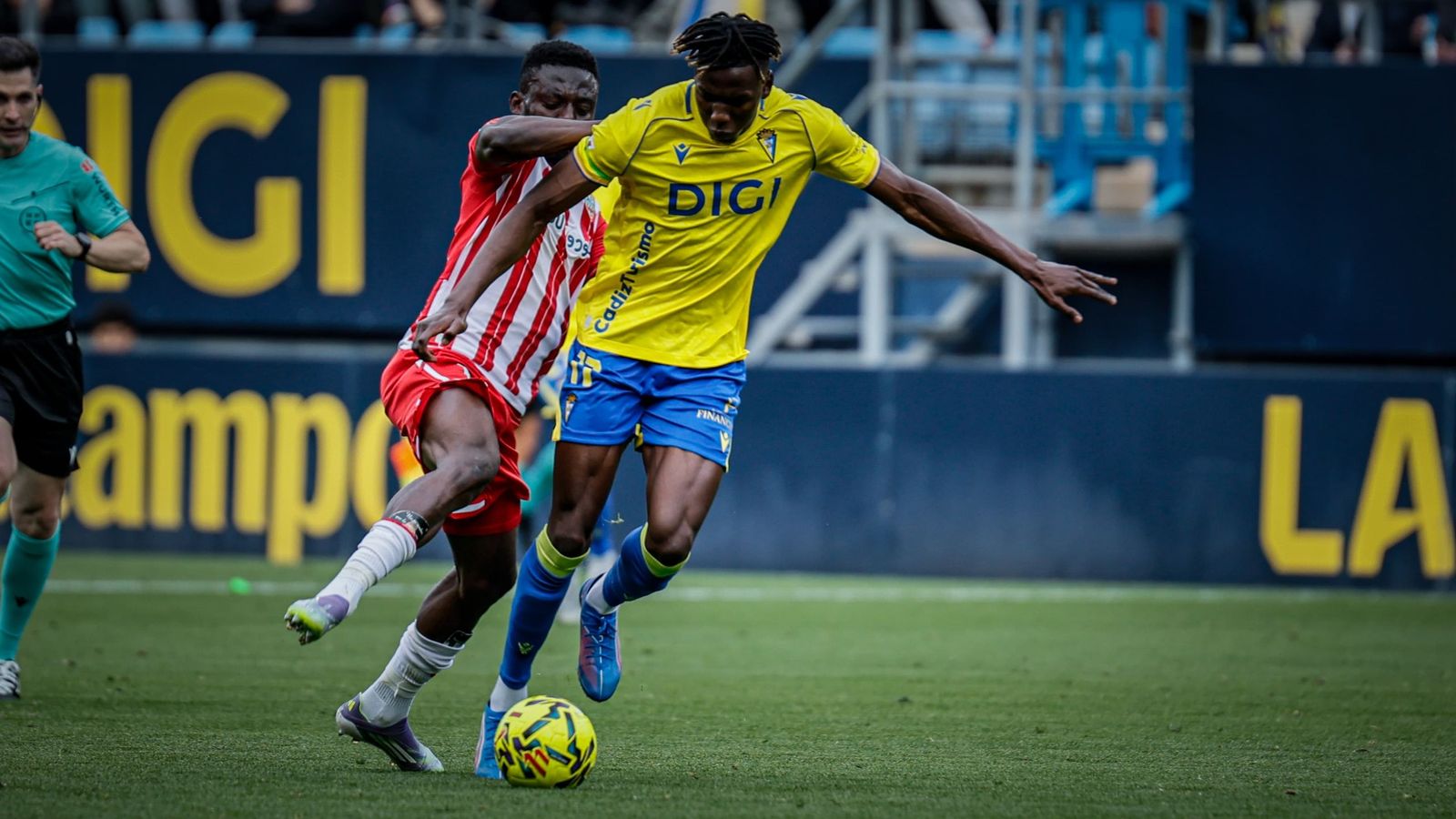 Dawda intenta escaparse de un jugador del Almería.