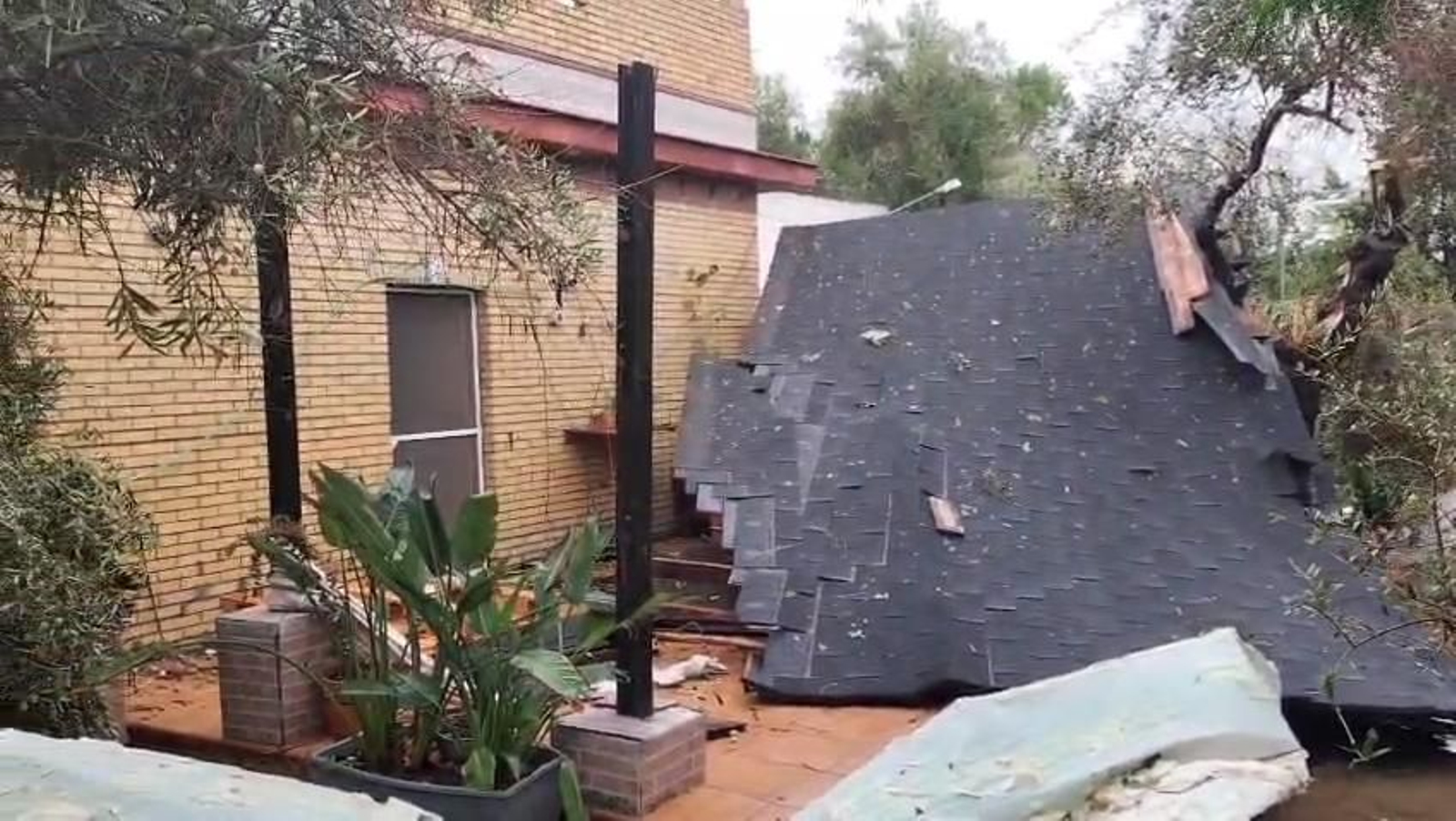 Parte de una urbanización destrozada en Carmona tras el temporal