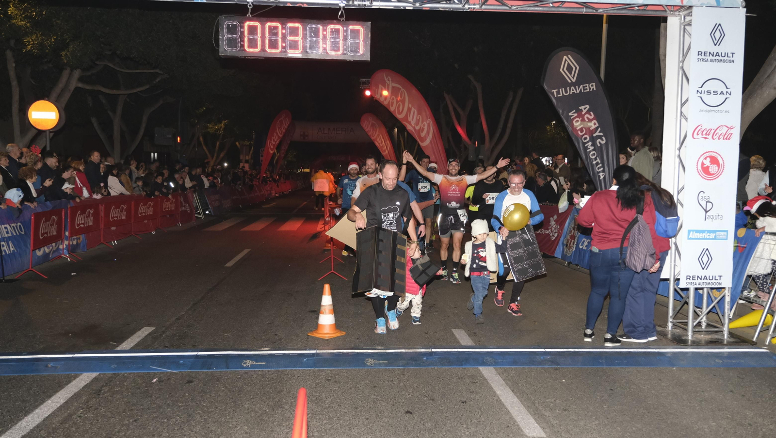 Imágenes de la XIV edición de la San Silvestre de Almería