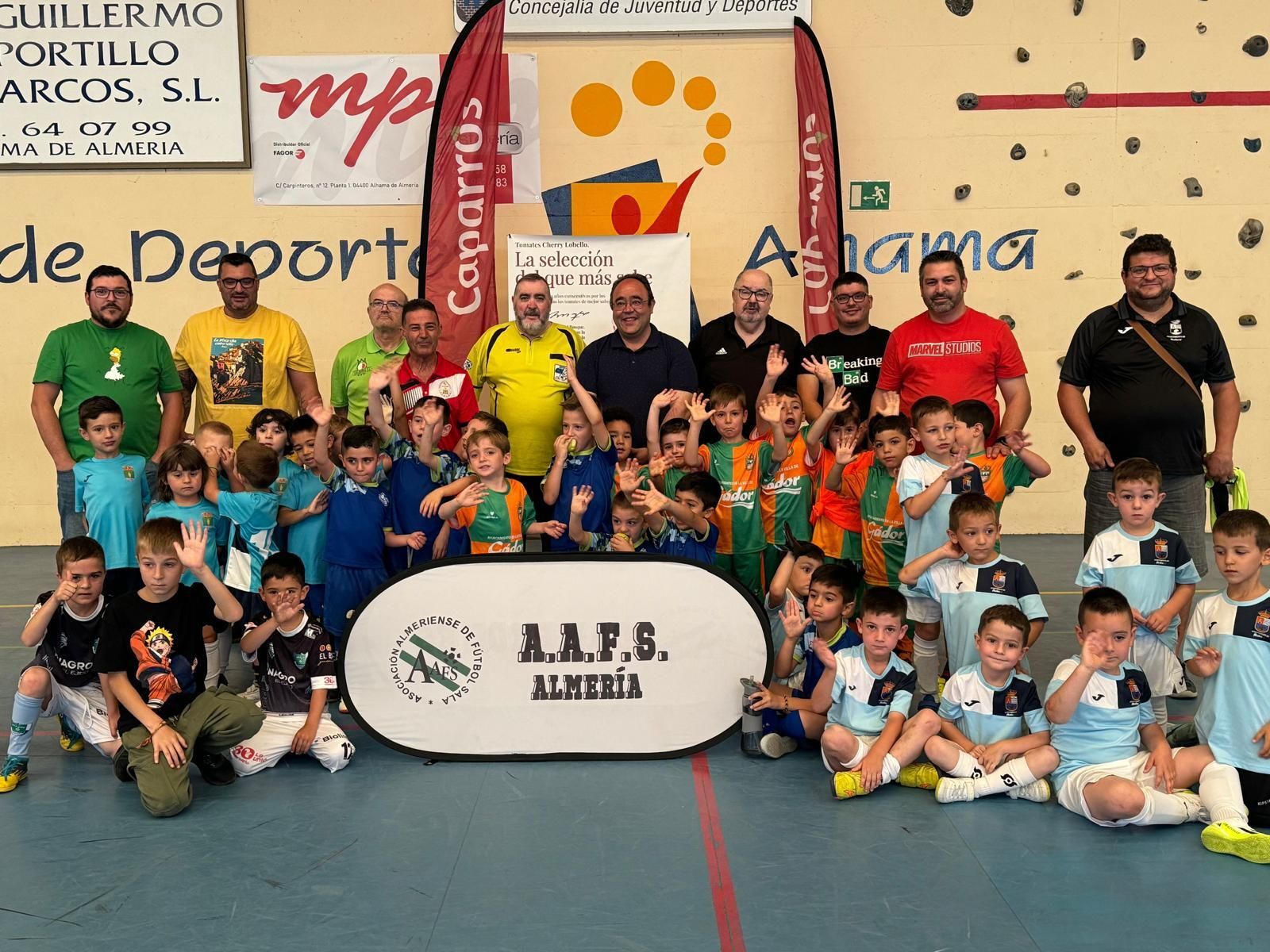 Foto de familia con los equipos participantes al término de la concentración de la Liga Bebé AAFS.
