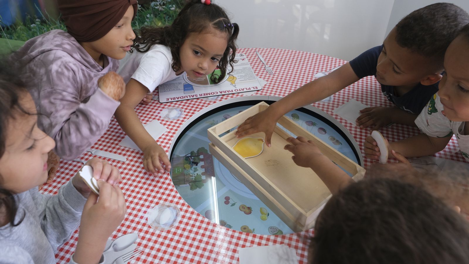 Imágenes de la caravana Frutibús, alimentación saludable, en Las Norias (El Ejido)