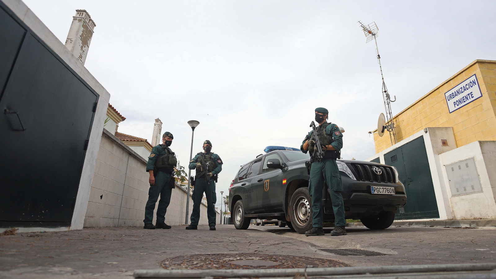 Fotos de los registros de la Guardia Civil en Algeciras Fotos de los registros de la Guardia Civil en Algeciras