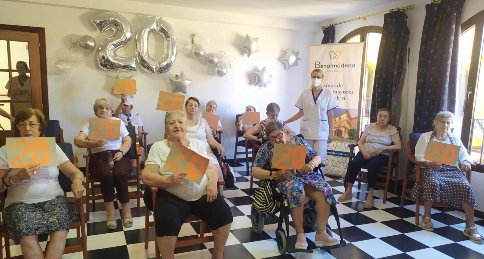 Residentes celebrando los 20 años del centro de Benalmádena Residentes celebrando los 20 años del centro de Benalmádena