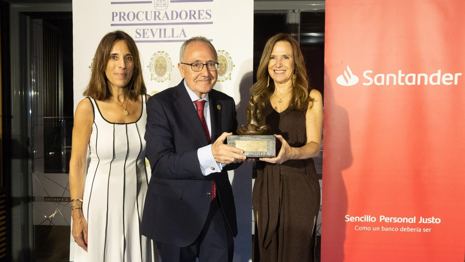 Francisco Guerrero recoge el premio entre Teresa Rodríguez y Teresa Jiménez Becerril. Francisco Guerrero recoge el premio entre Teresa Rodríguez y Teresa Jiménez Becerril.