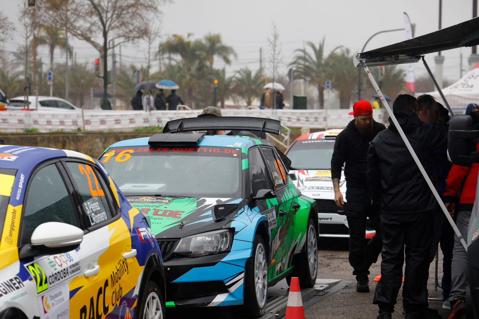 Rallye Sierra Morena 2023: Los pilotos ya preparan sus vehículos en El Arenal