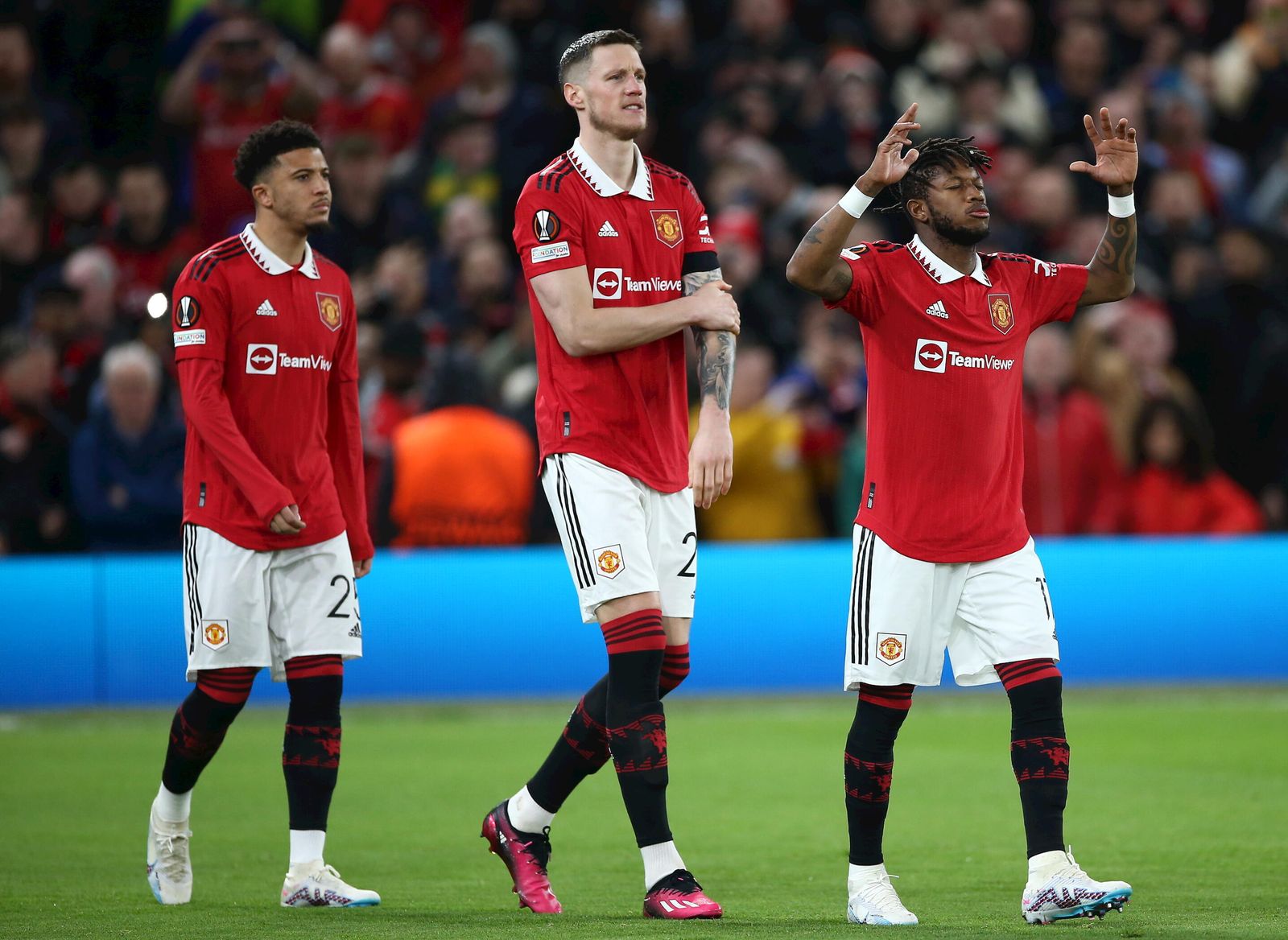 Jadon Sancho, Wout Weghorst and Fred celebran el triunfo ante el Barcelona.