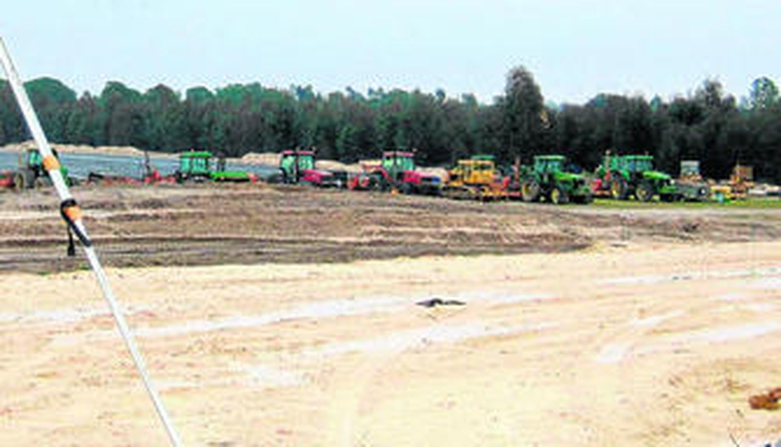 Máquinas en el Avispero a finales de 2006, cuando se realizaban los trabajos de transformación del terreno forestal en agrícola.