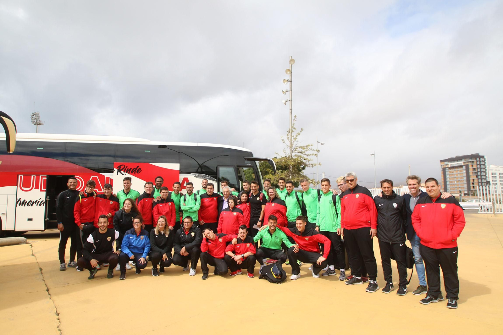 Fotogalería de la salida del Almería y el Almería Genuine hacia sus respectivos partidos.