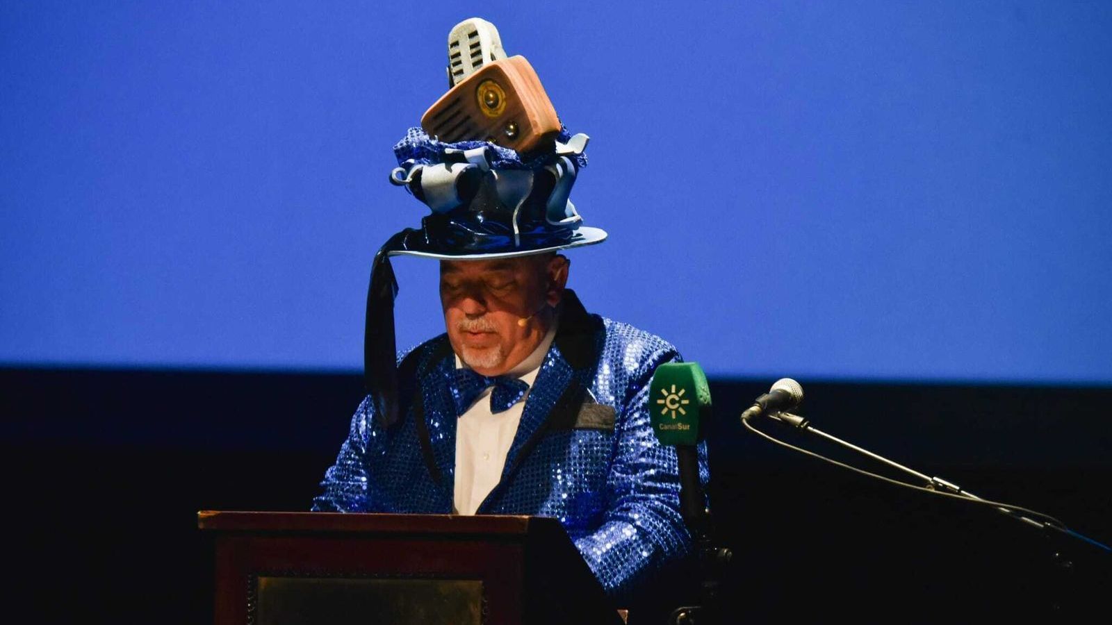 El periodista Enrique Tadeo durante el pregón del Carnaval Especial en el Teatro Florida