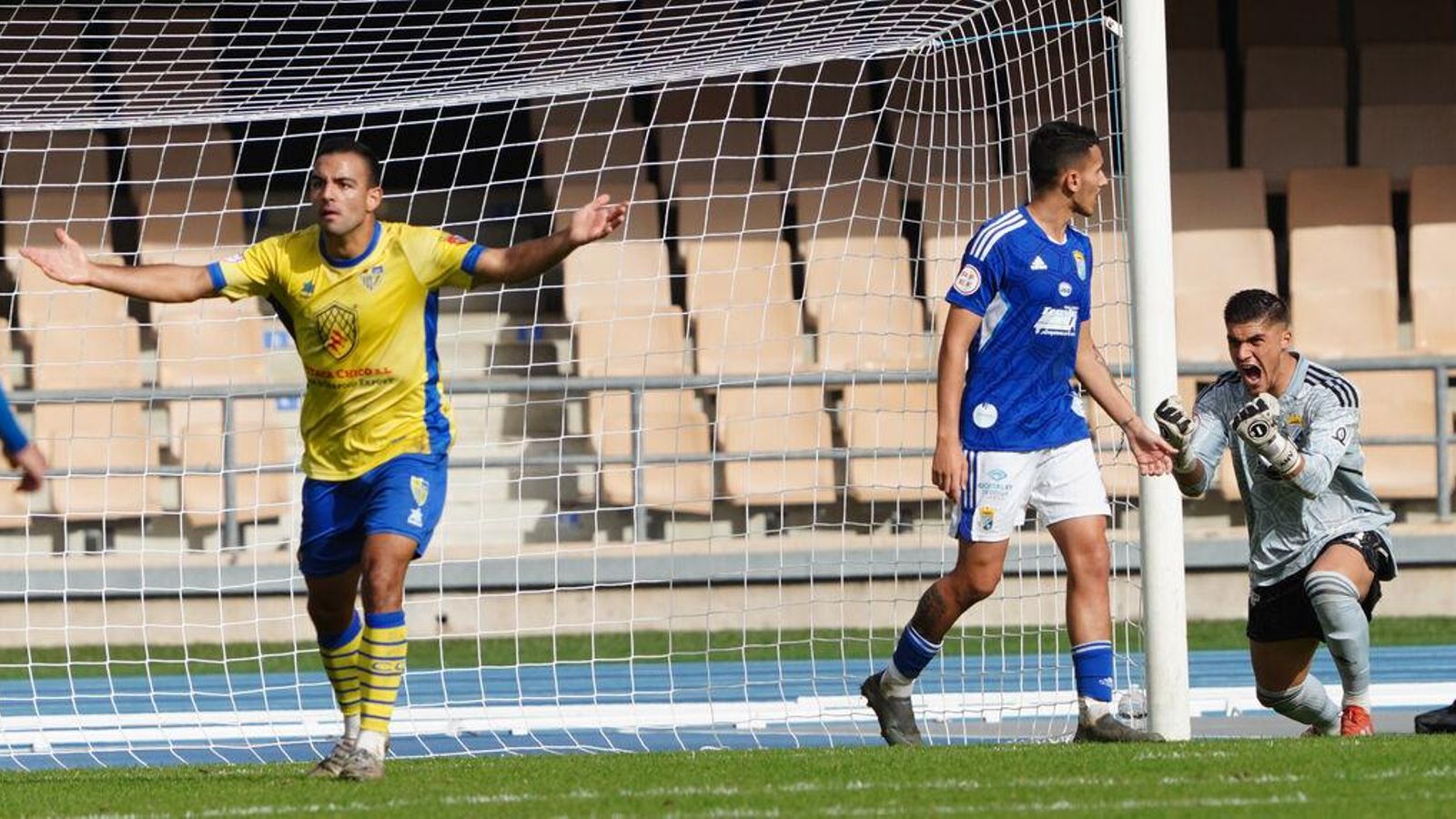 Carlos Cuenca es el máximo goleador del Conil con once dianas.