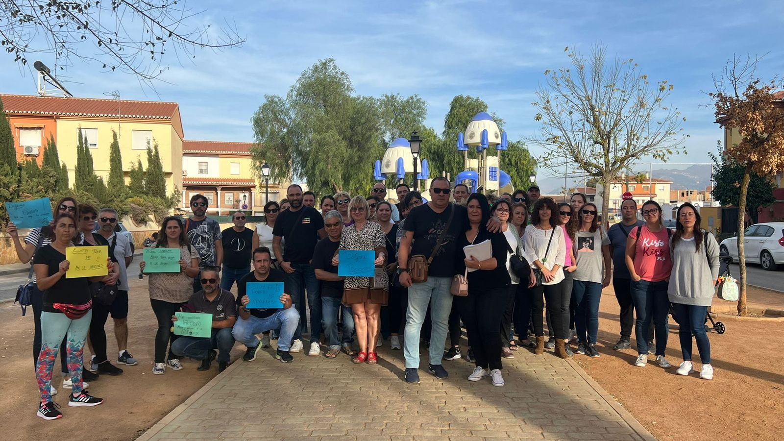 Imagen de la concentración de amigos y familiares de Mayka y Salvador pidiendo que se escuche al menor