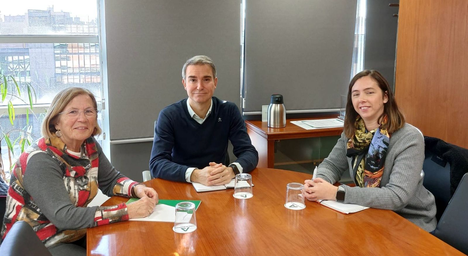 Amós García Hueso mantiene una reunión de trabajo con la presidenta de la Asociación Asperger Almería, Amparo García Escarabajal.