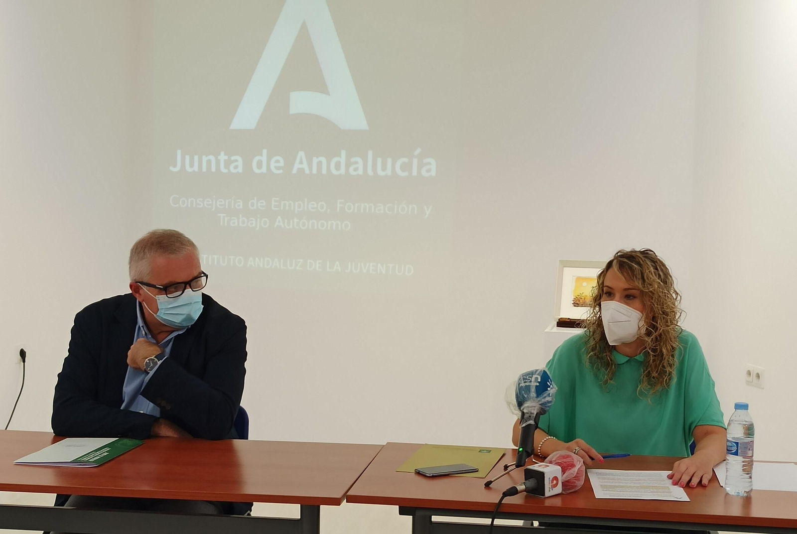 El delegado de Empleo, Emilio Ortiz, y la asesora de programa del IAJ en Almería, Rosa Maldonado.