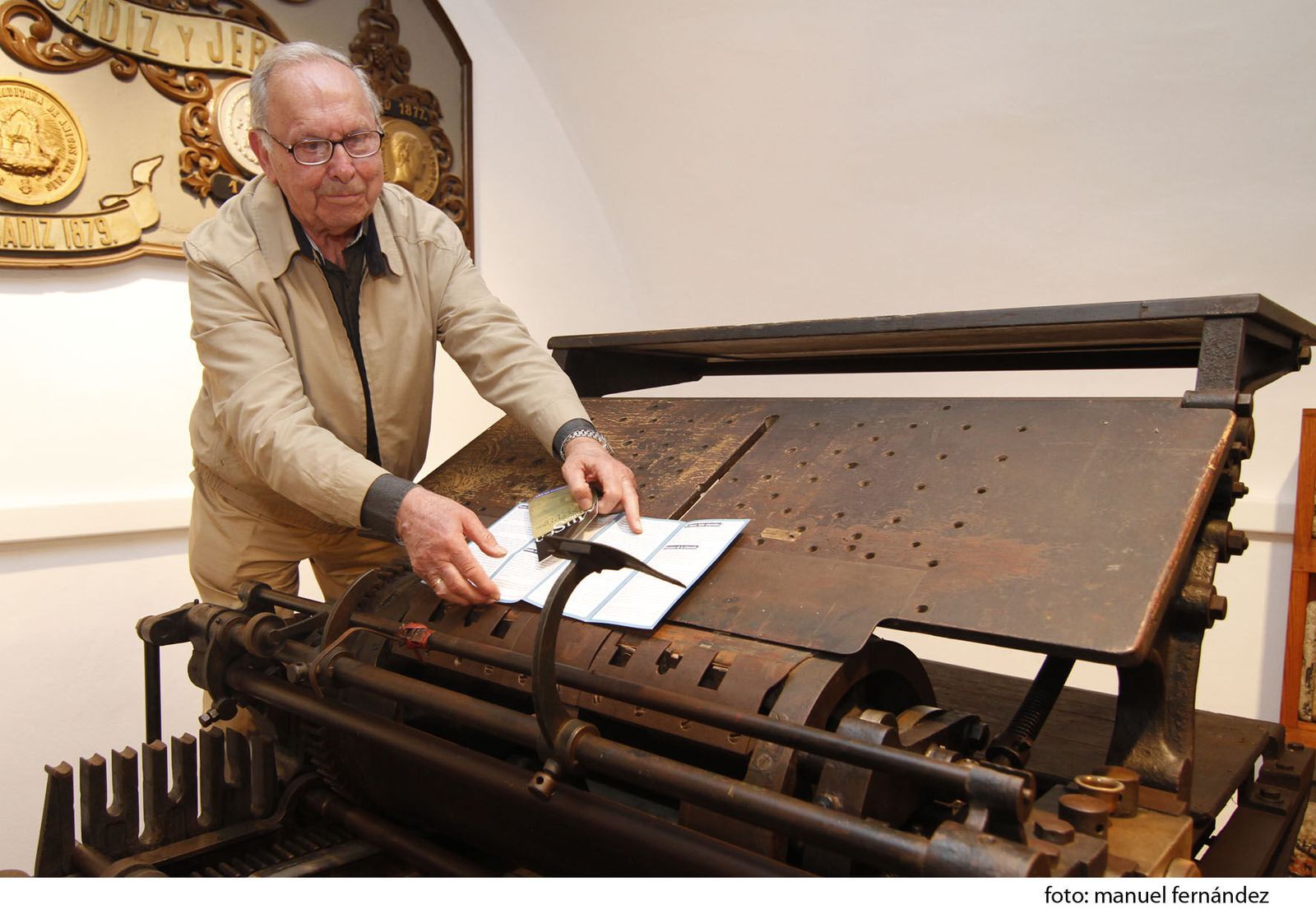 Jorge Müller Márquez, junto a una de las máquinas de la antigua Imprenta Alemana.