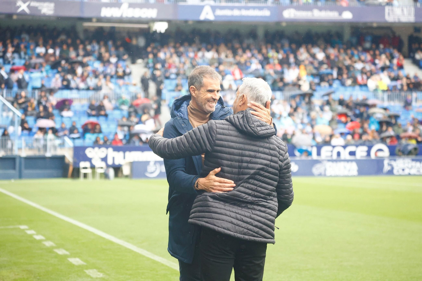Garitano abraza a Pellicer, entrenador del Málaga, en el derbi de la pasada campaña.
