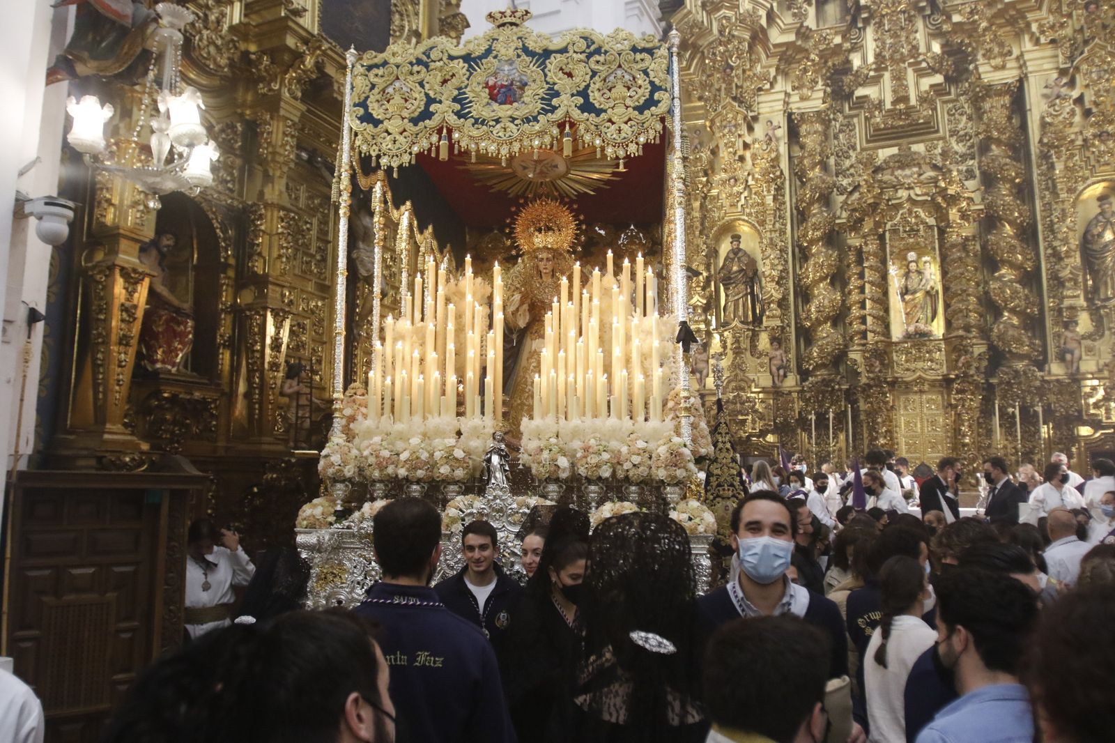Las imágenes de impotencia en la Trinidad: la Santa Faz suspende su procesión en Córdoba