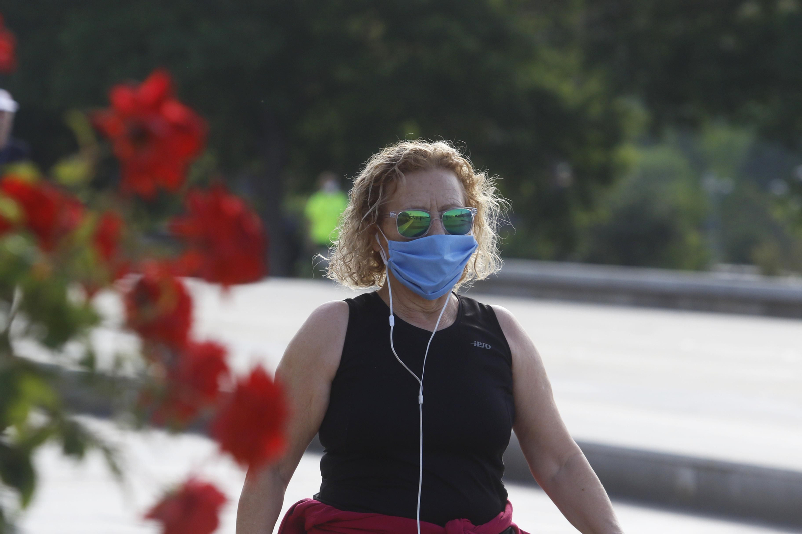 Una mujer pasea por Córdoba con una mascarilla. Una mujer pasea por Córdoba con una mascarilla.