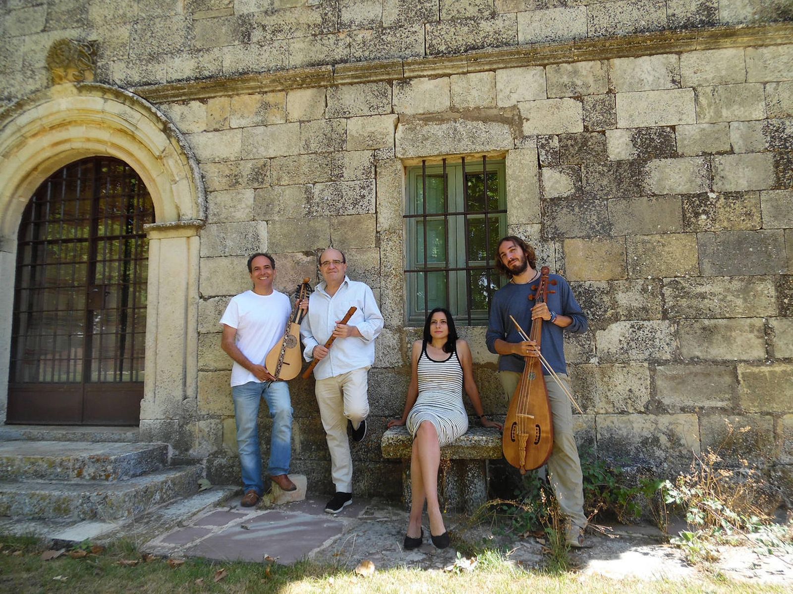 Los componentes de Aquel Trovar, en una imagen promocional de su trabajo.