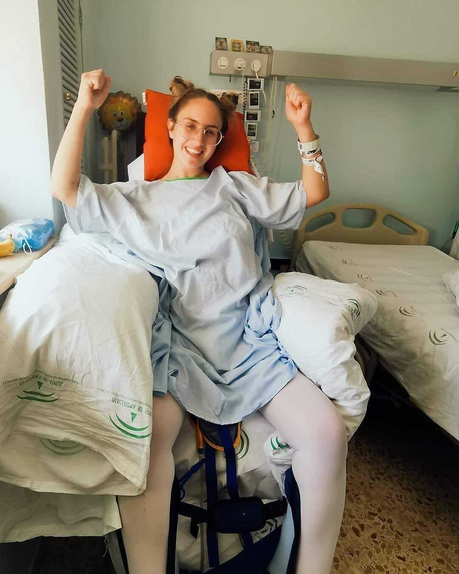 Laura en la foto que ha puesto en las redes sociales contando su historia, durante su estancia en el Hospital Puerta del Mar.