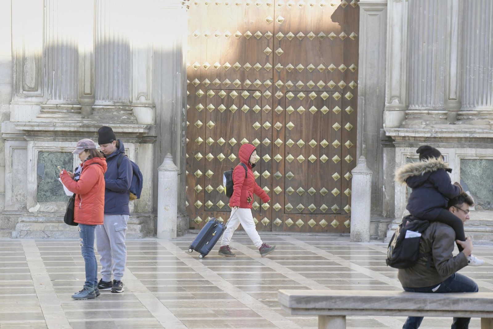 Varios turistas en los alrededores de Plaza Nueva en una imagen de archivo.