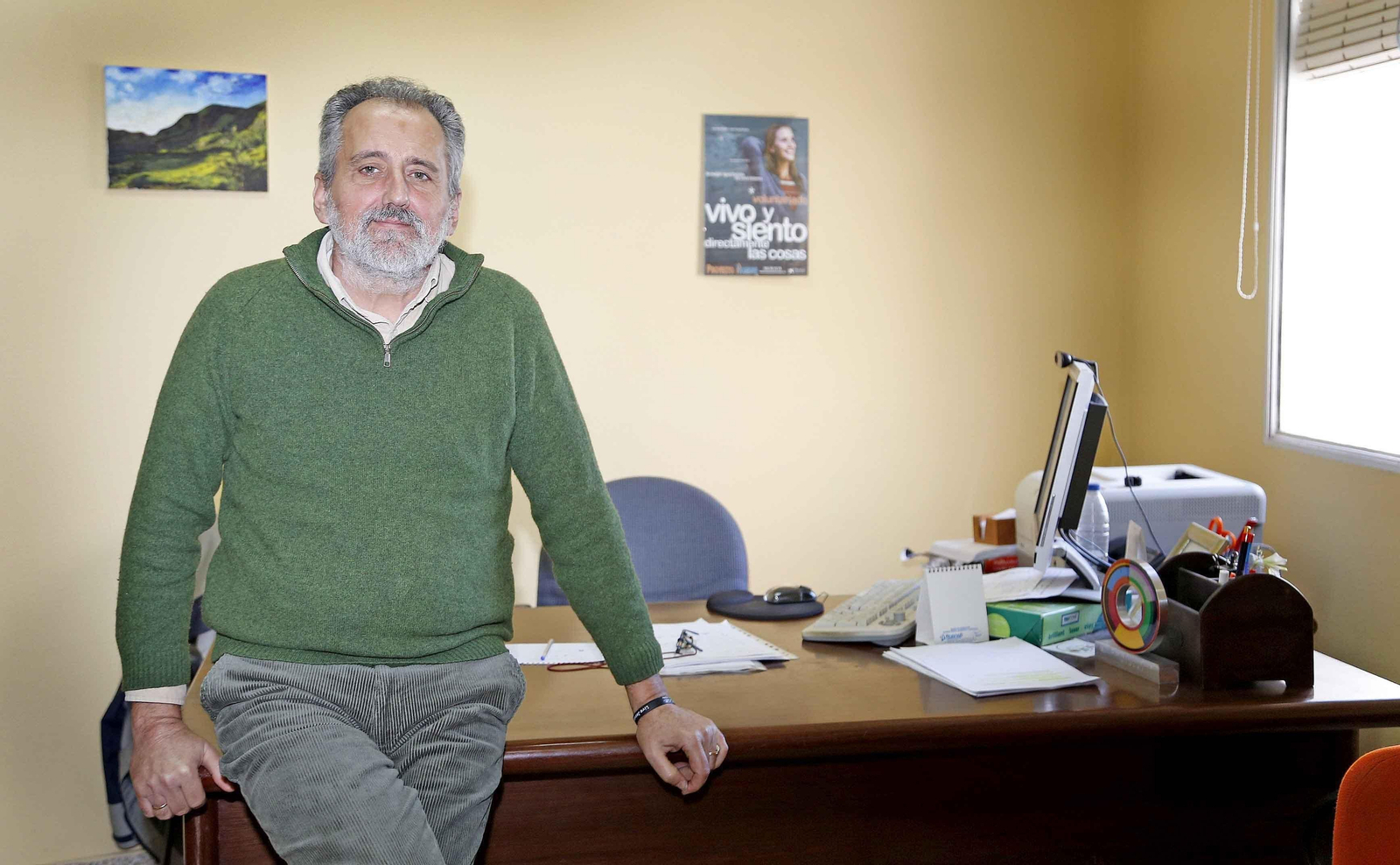 Bononato posa en las escaleras del edificio de Proyecto Hombre, en calle Corredera.