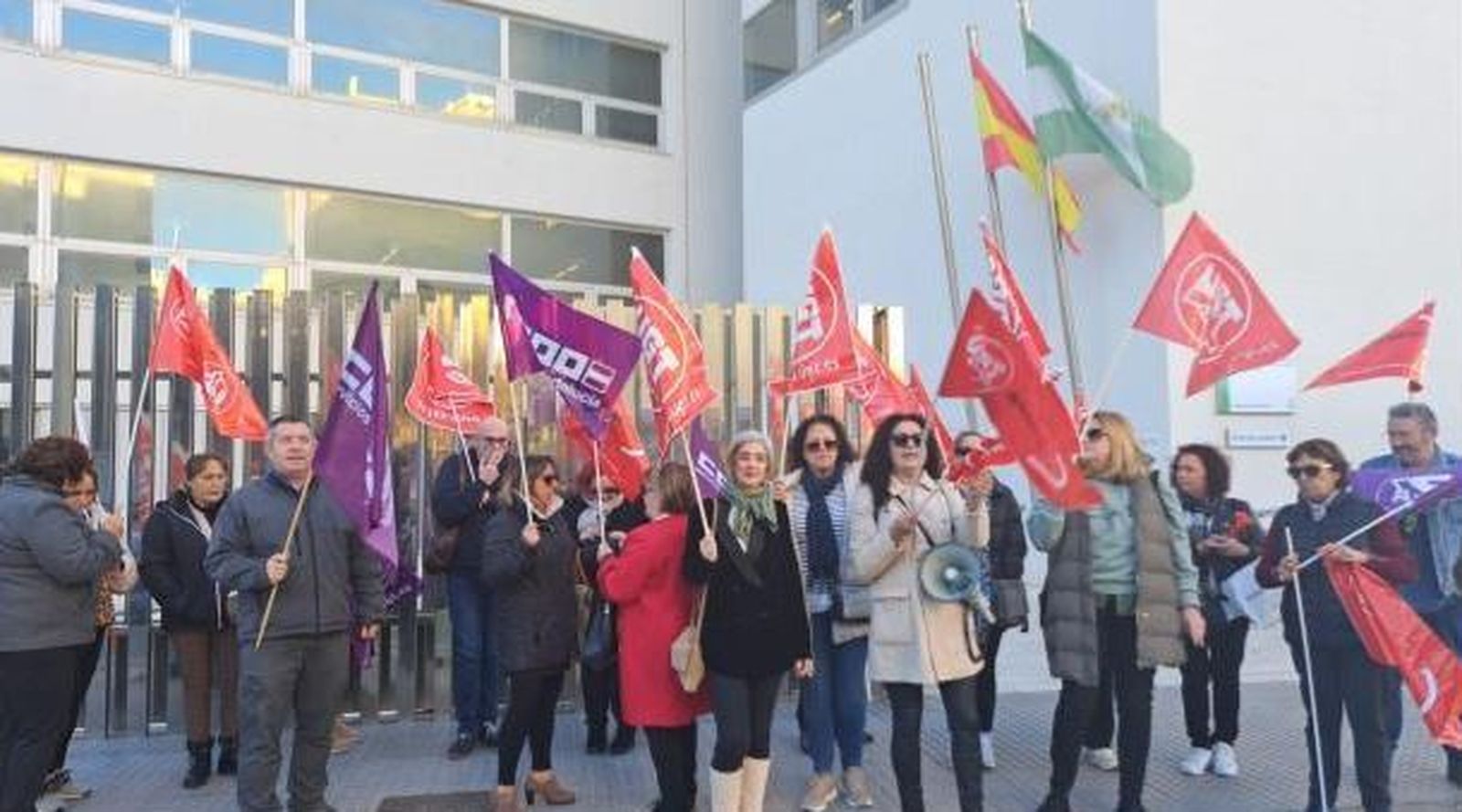 Concentración por las residencias de Tiempo Libre en Cádiz.