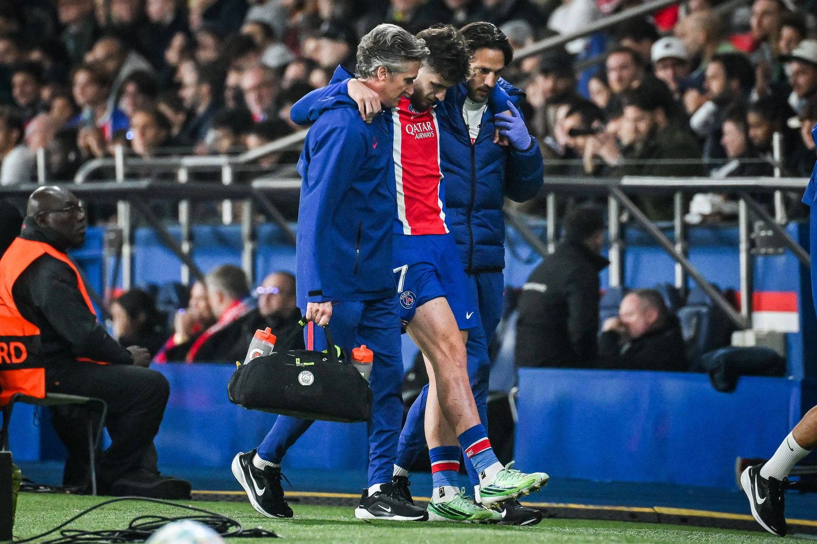 PSG 선수가 바르셀로나와 챔피언스리그 경기 도중 의료진 부축을 받으며 퇴장하는 모습