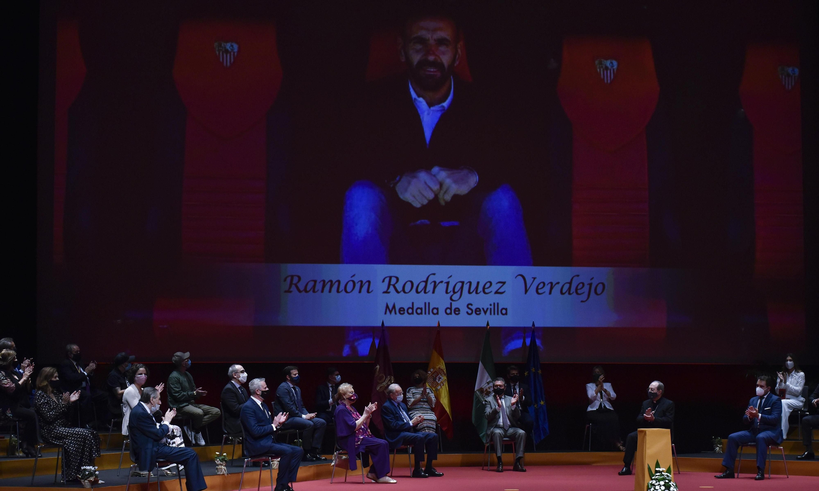 La imagen de Monchi, proyectada en el acto de entrega de las Medallas de la Ciudad de Sevilla.