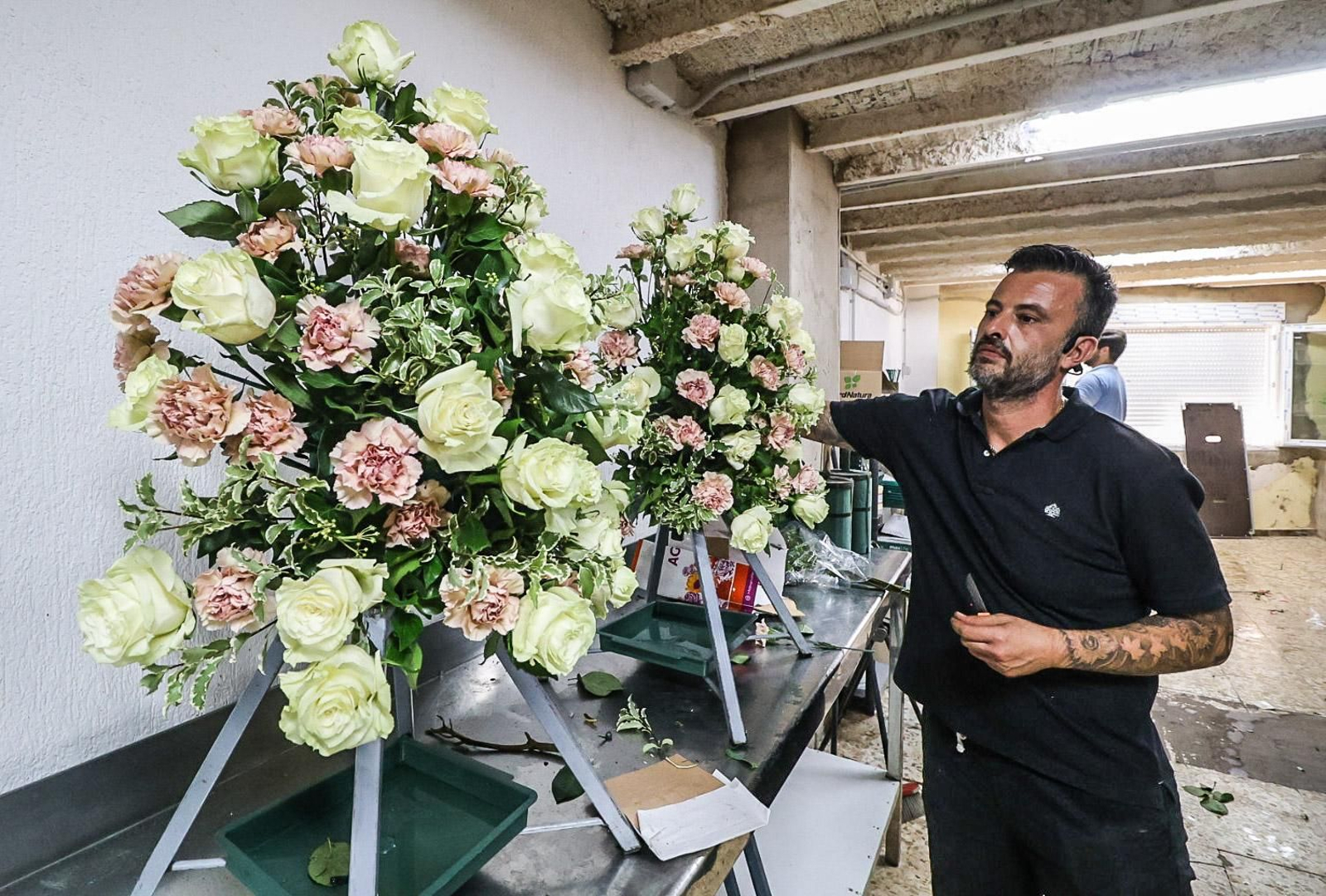 Imágenes de los preparativos florales para la Magna Mariana, en el taller de Antonio Rivera
