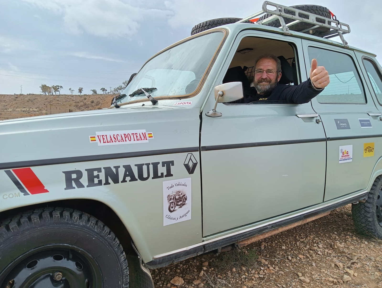 Subidos a bordo del Renault 6 GTL con el que participarán en esta edición del Chatarras Raid.