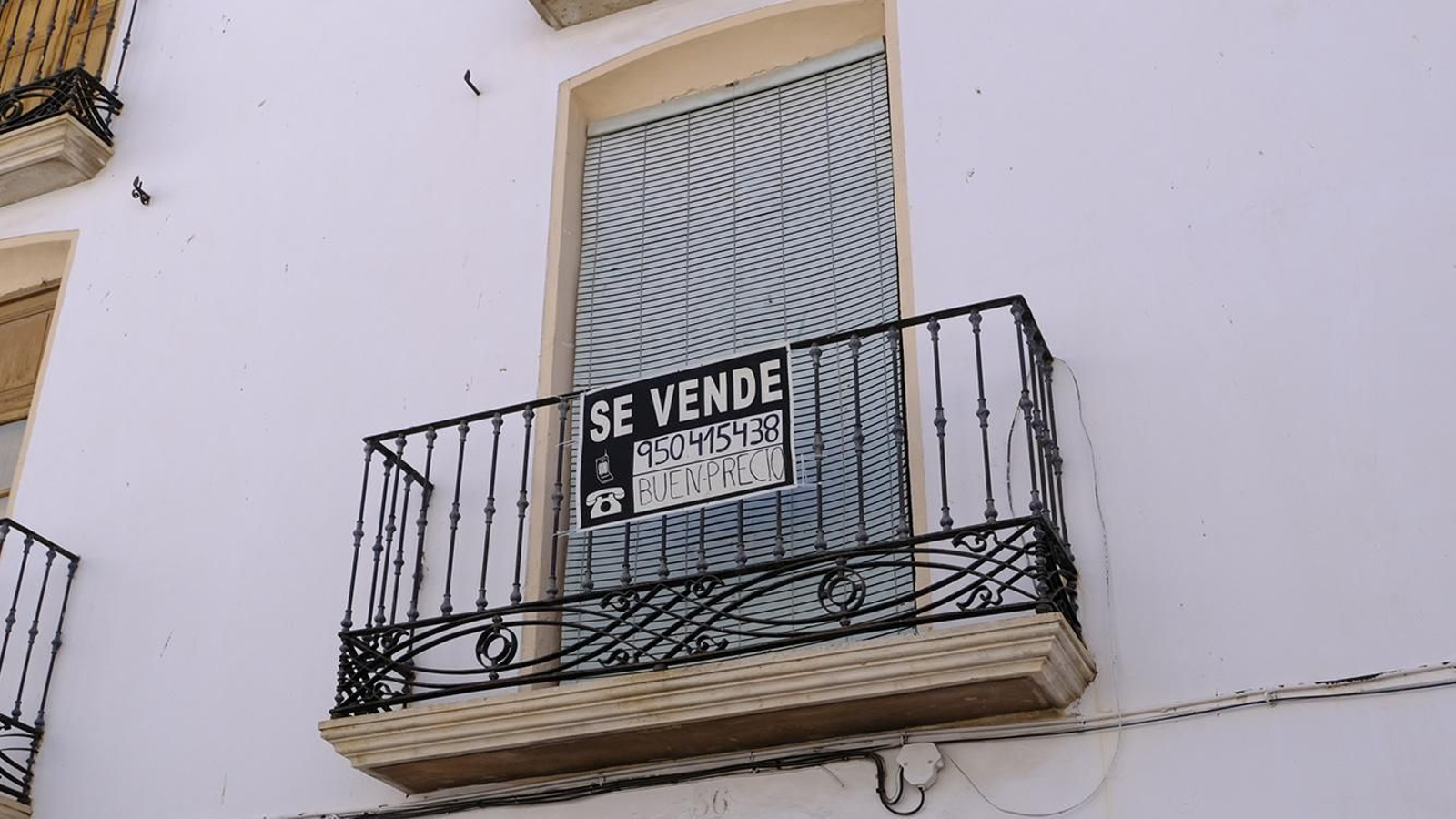 Cartel de se vende en Vélez-Blanco, uno de los pueblos más baratos para comprar casa. Cartel de se vende en Vélez-Blanco, uno de los pueblos más baratos para comprar casa.