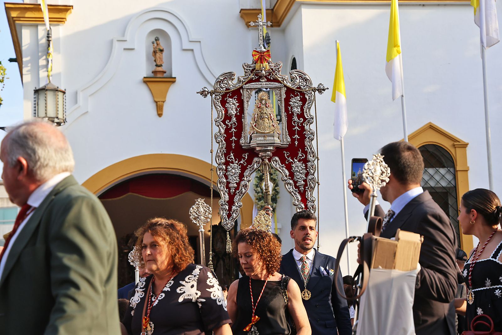 Imágenes del Rosario Jubilar rociero celebrado por las 25 hermandades filiales de la Matriz de Almonte en La Merced