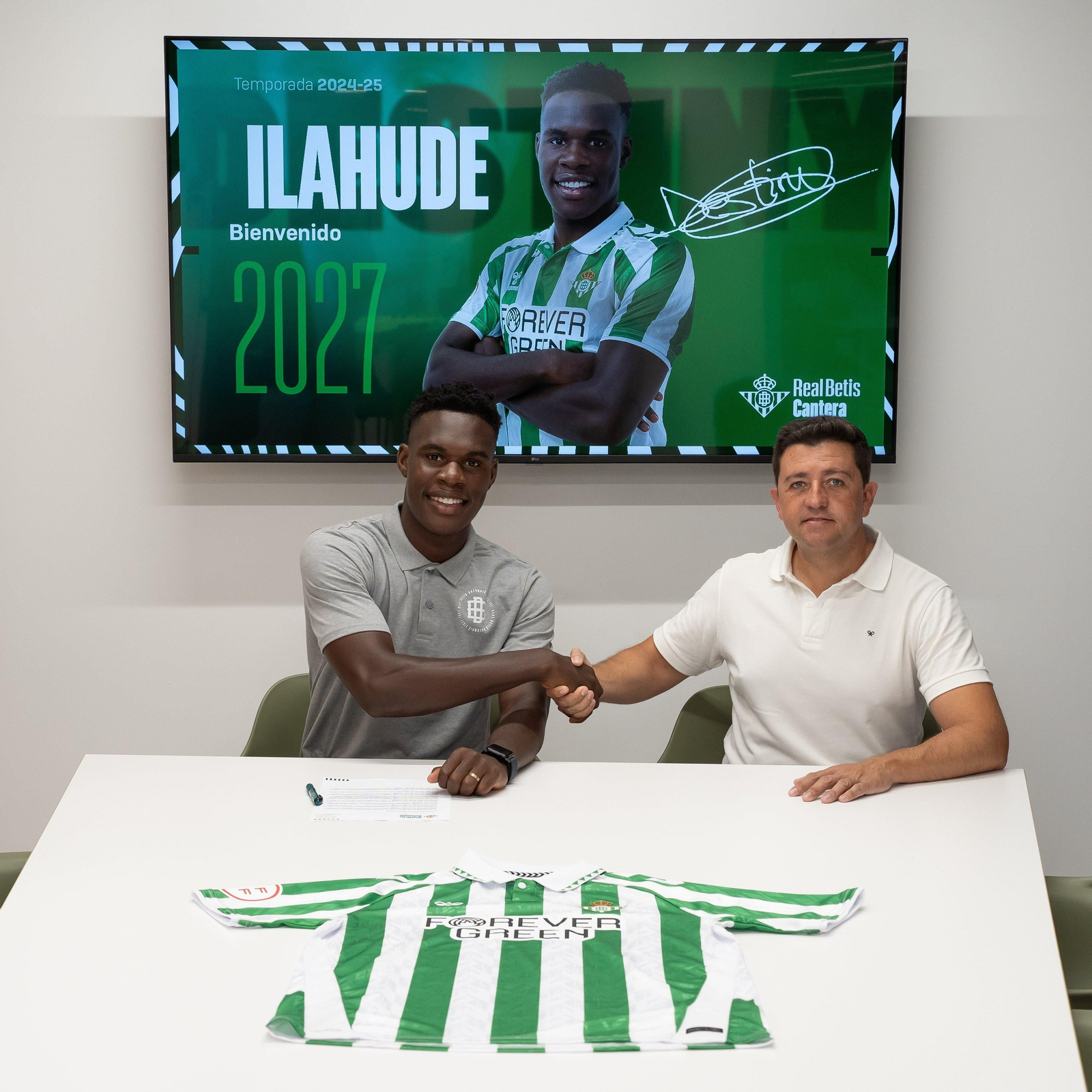 Destiny posa tras firmar con el Real Betis Destiny posa tras firmar con el Real Betis