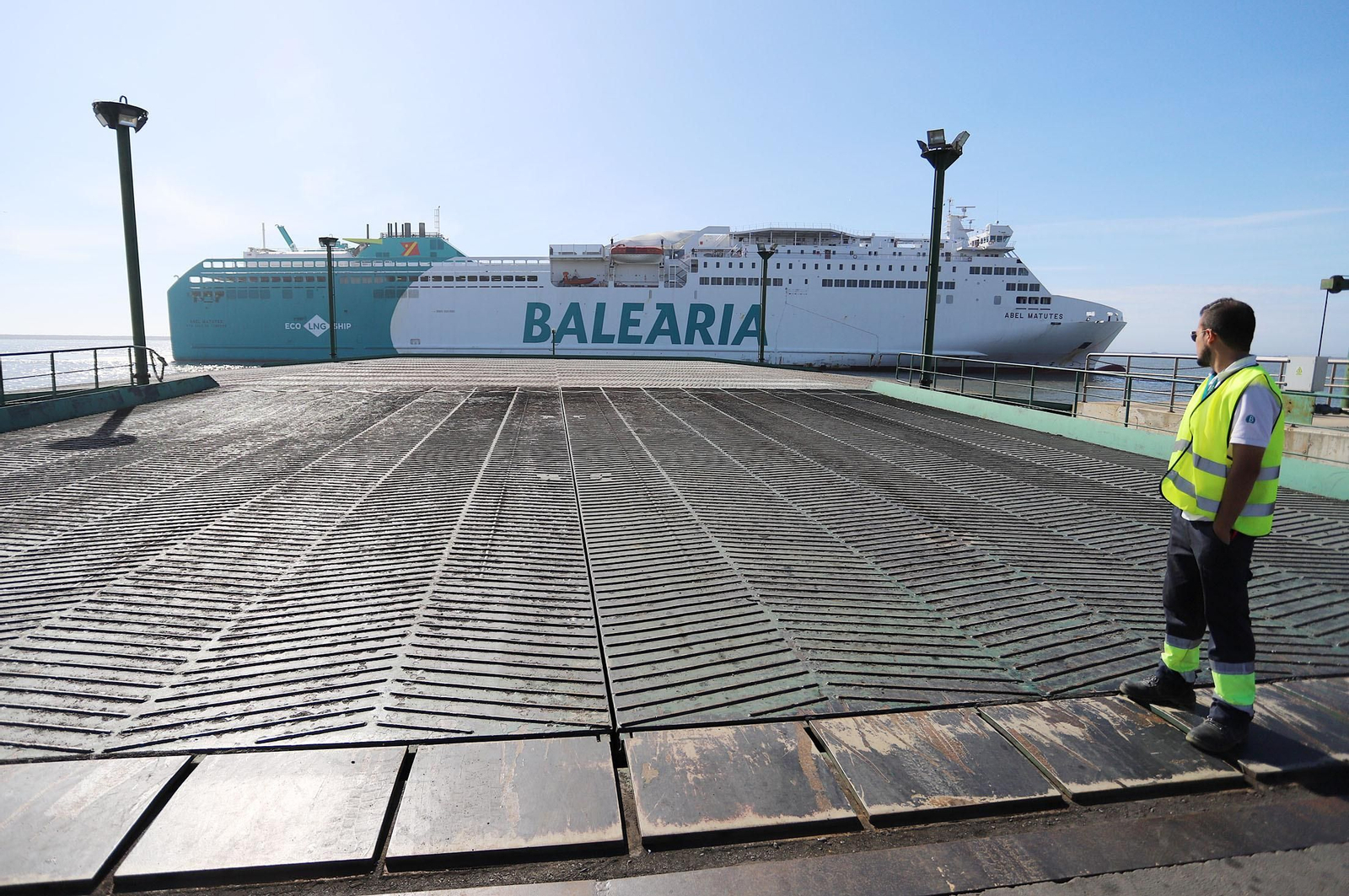 Imágenes de la llegada de un buque de Baleària al Puerto de Huelva