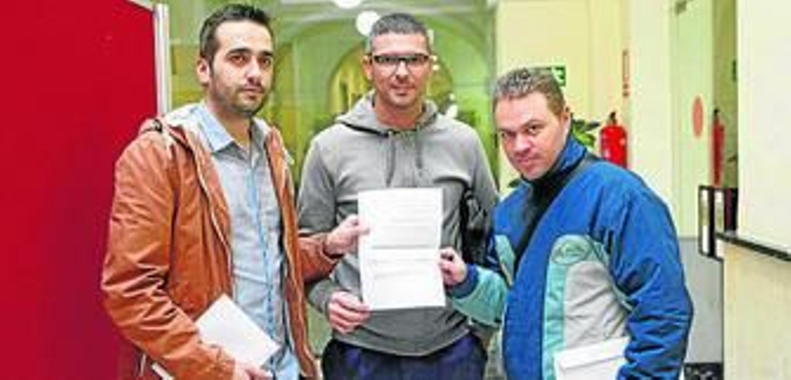 Aguilera, Romero y Chicho muestran el escrito ante el registro municipal.