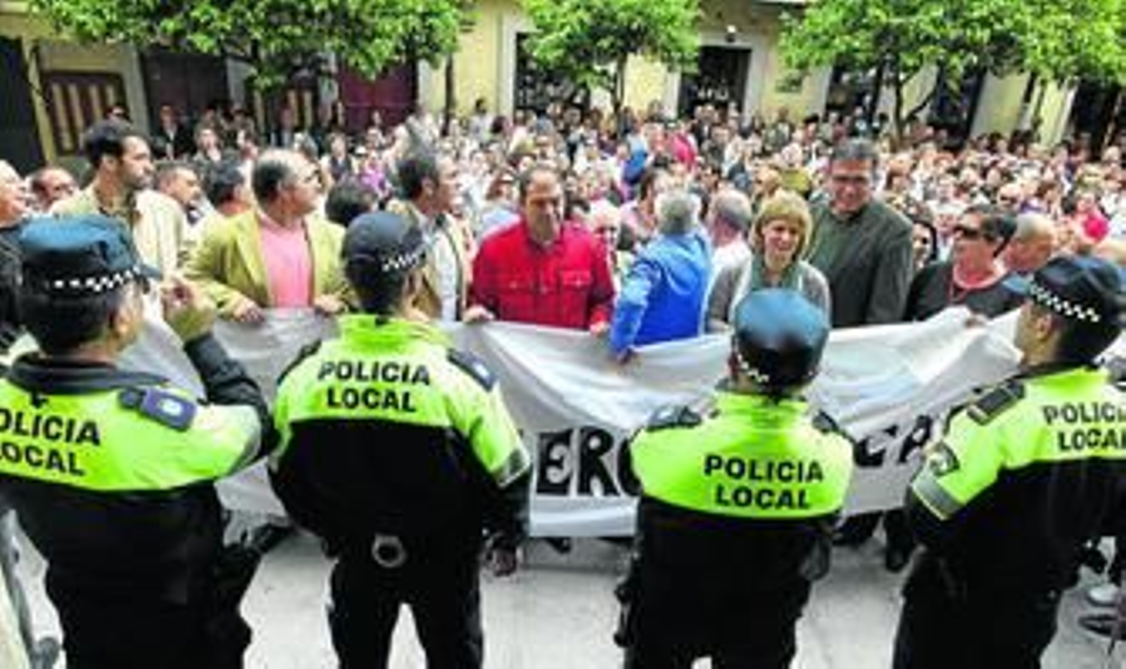 Agentes de la Policía Local hacen barrera ayer en la puerta del Ayuntamiento, hasta donde llegó la manifestación de los comerciantes.