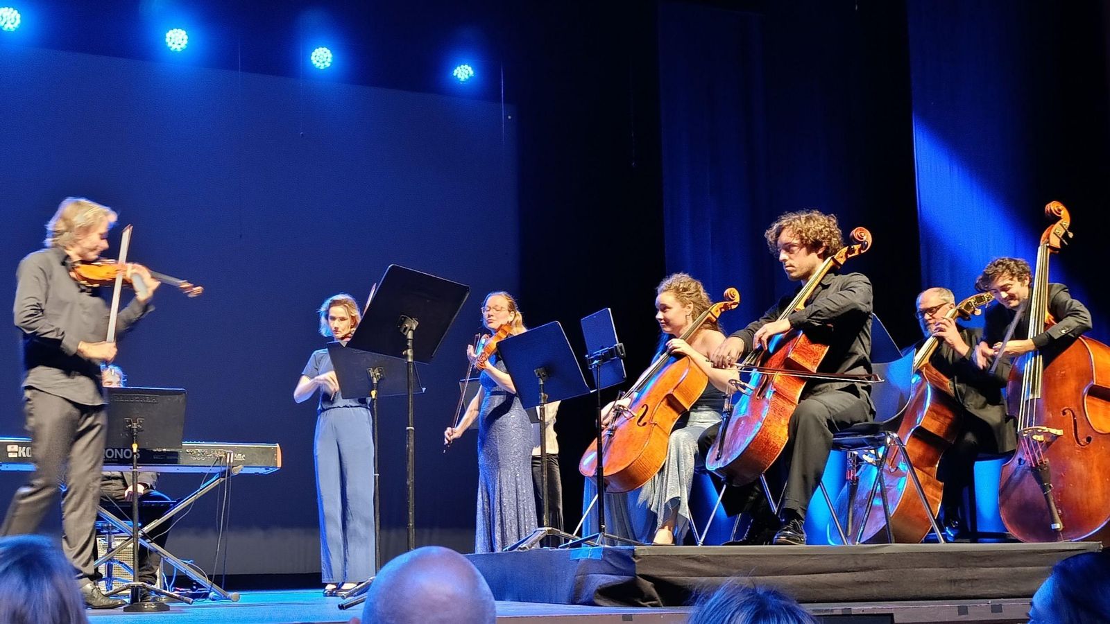 Daniel Rowland y parte de la Stift Festival Orchestra