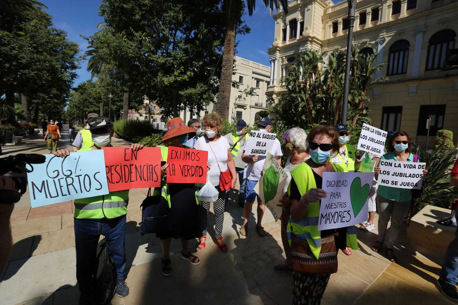 Concentración de los pensionistas, este lunes, ante el Ayuntamiento.
