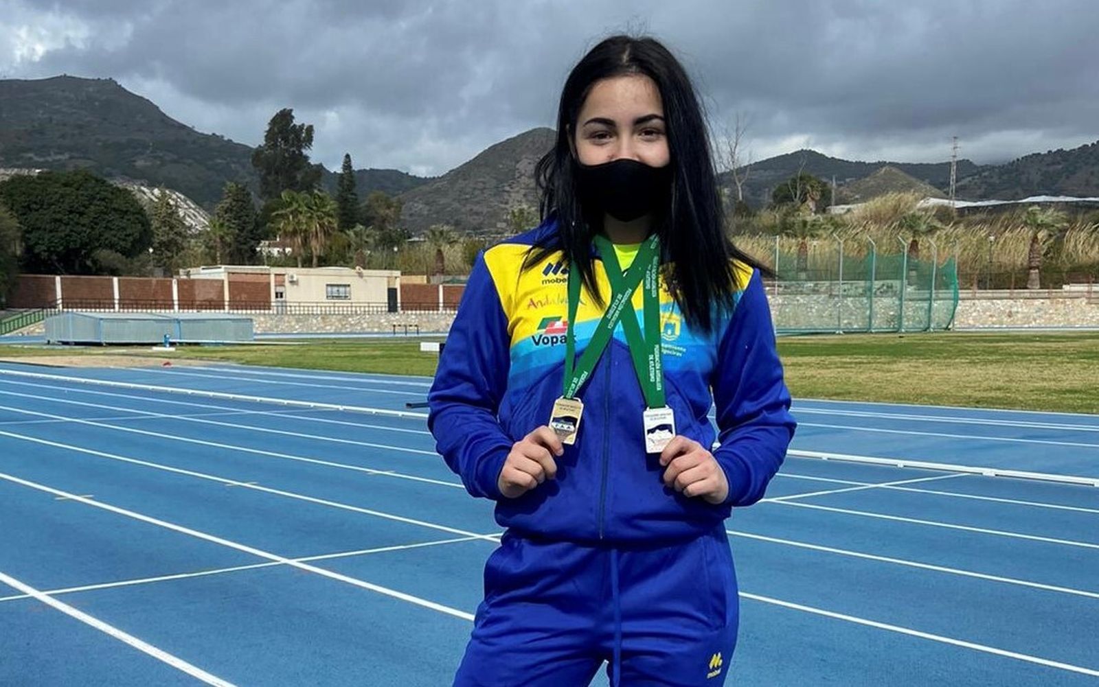 Inés Sequera, con sus dos medallas en Motril.