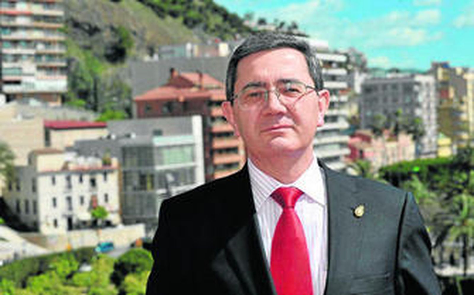 Elías de Mateo, con el Museo del Patrimonio Municipal a su espalda.