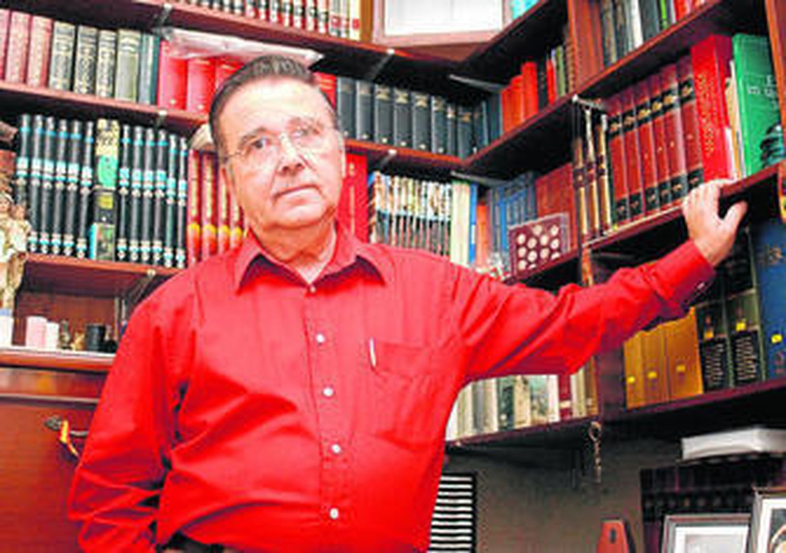 El coronel médico-militar y escritor, Manuel Prado Soltero, en su biblioteca particular.