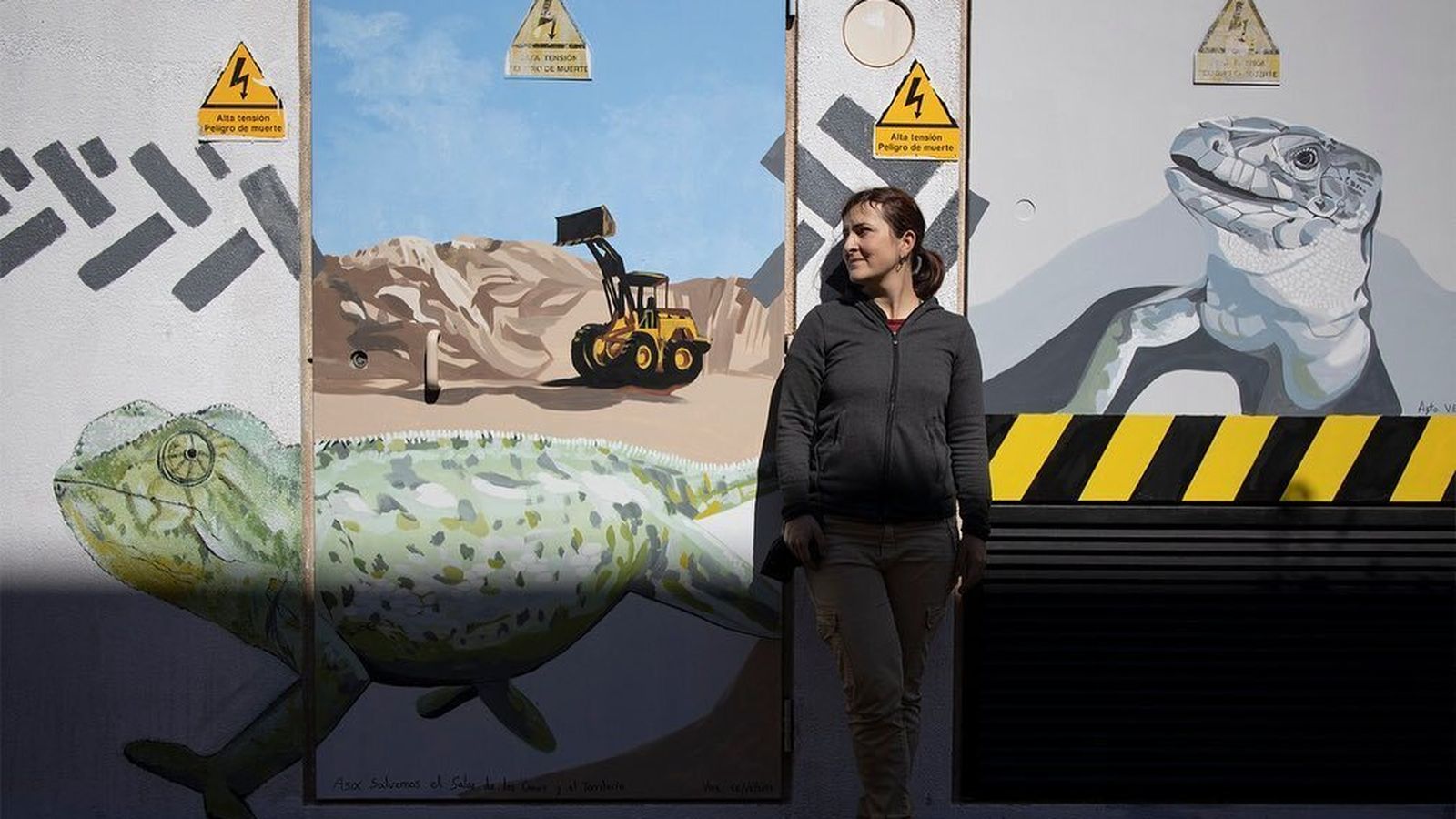 La artista Rocío Gilabert, ante algunos de sus murales.