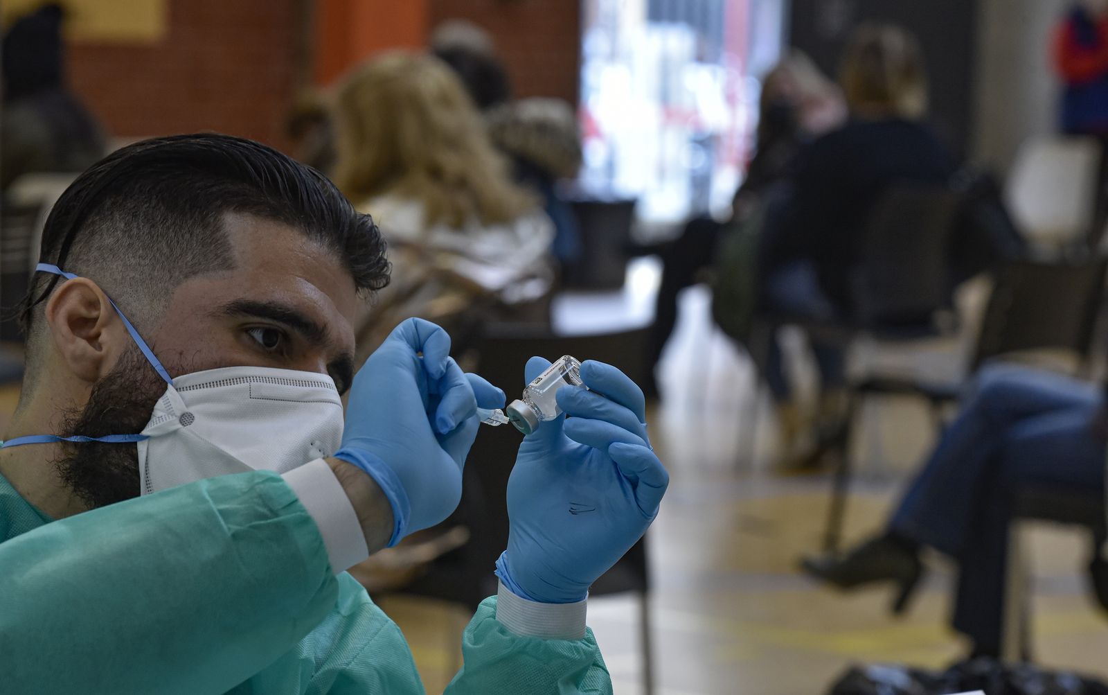 Coronavirus: La vacunación en el Pabellón deportivo de la Facultad de Económicas