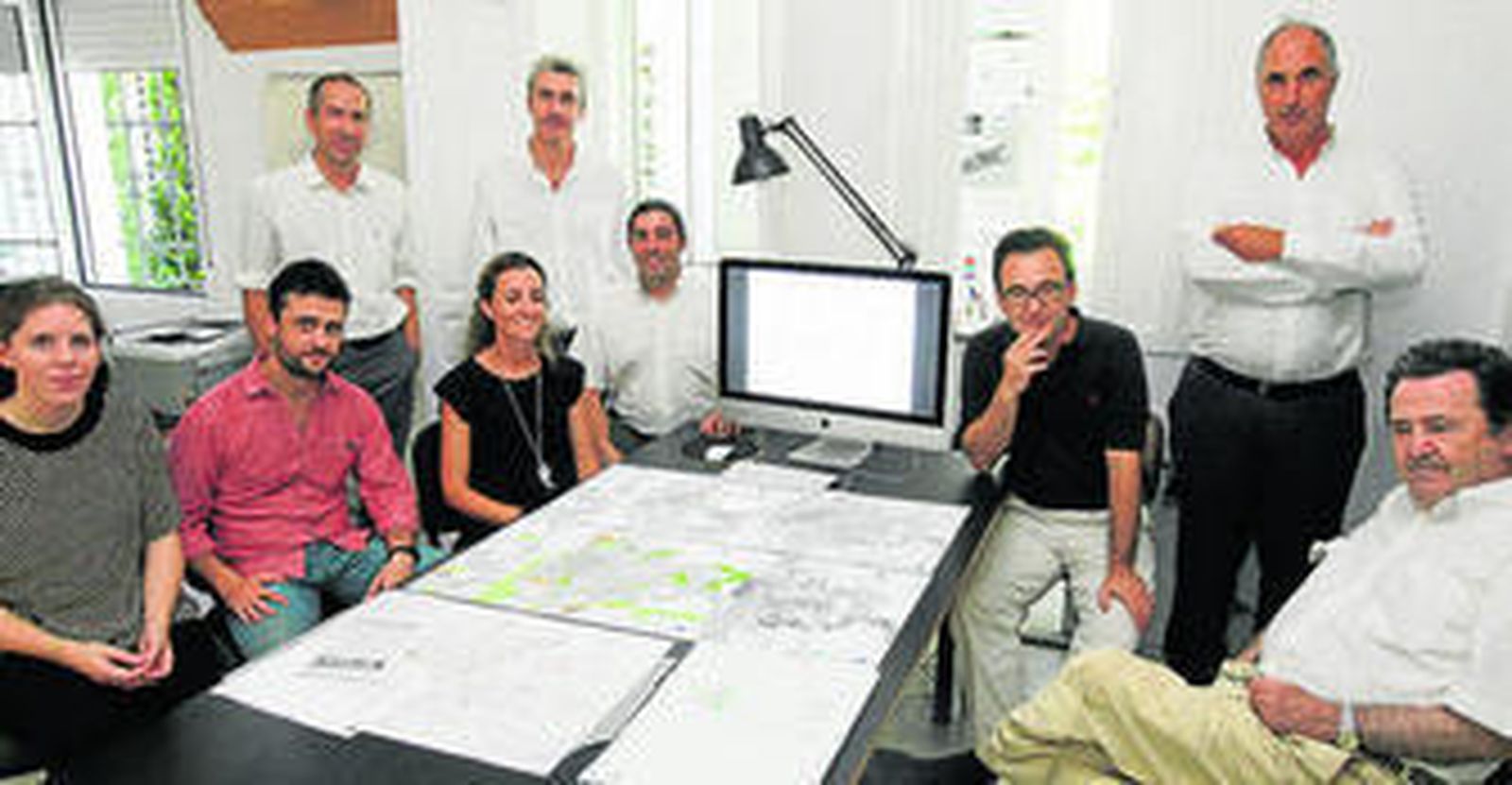 El grupo de investigación HUM-411 que está redactando el proyecto 'La Ciudad Peatonal'. De izquierda a derecha, María Requena, Eduardo Díaz, Mario Algarín, Verónica Llamas, Carlos Díaz, Javier Lopez Otero, Gonzalo Díaz, Indalecio de la Lastra, Gonzalo Díaz-Recasens.