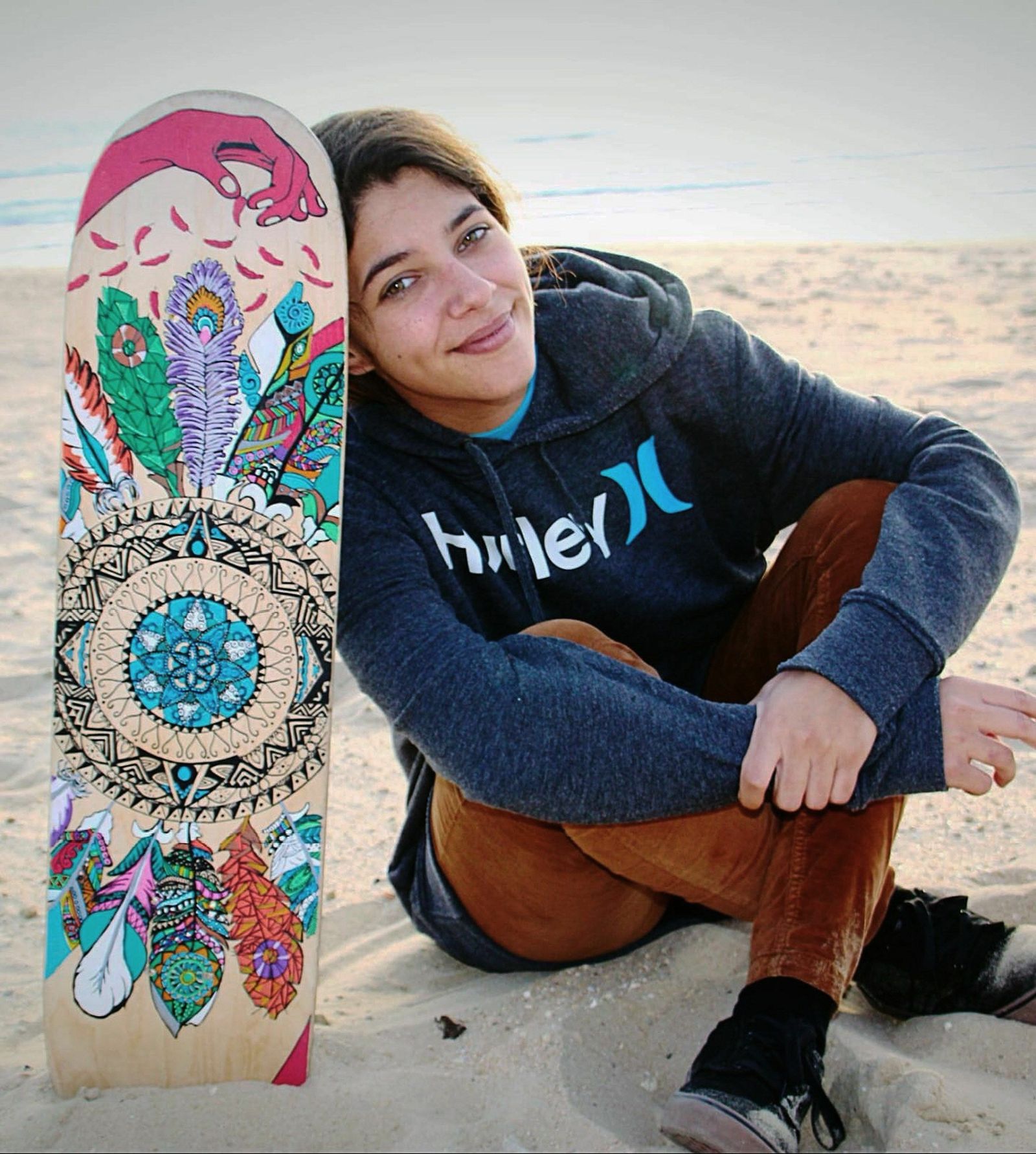 La artista jerezana María Plata, junto a una de sus tablas.